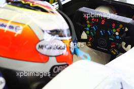 12.03.2010 Sakhir, Bahrain,  Nico Hulkenberg (GER), Williams F1 Team steering wheel - Formula 1 World Championship, Rd 1, Bahrain Grand Prix, Friday Practice