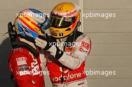 14.03.2010 Sakhir, Bahrain,  1st place Fernando Alonso (ESP), Scuderia Ferrari with Lewis Hamilton (GBR), McLaren Mercedes - Formula 1 World Championship, Rd 1, Bahrain Grand Prix, Sunday Podium