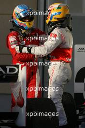 14.03.2010 Sakhir, Bahrain,  Fernando Alonso (ESP), Scuderia Ferrari and Lewis Hamilton (GBR), McLaren Mercedes  - Formula 1 World Championship, Rd 1, Bahrain Grand Prix, Sunday Podium