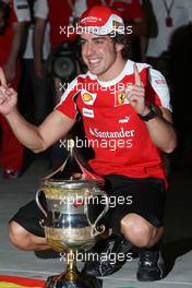 14.03.2010 Sakhir, Bahrain,  Fernando Alonso (ESP), Scuderia Ferrari, celebrates his victory - Formula 1 World Championship, Rd 1, Bahrain Grand Prix, Sunday Podium
