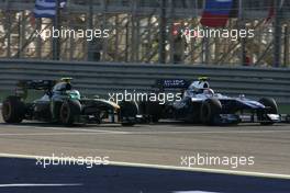 14.03.2010 Sakhir, Bahrain,  Heikki Kovalainen (FIN), Lotus F1 Team and Nico Hulkenberg (GER), Williams F1 Team  - Formula 1 World Championship, Rd 1, Bahrain Grand Prix, Sunday Race