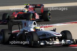 14.03.2010 Sakhir, Bahrain,  Pedro de la Rosa (ESP), BMW Sauber F1 Team, C29 leads Jaime Alguersuari (ESP), Scuderia Toro Rosso, STR05 - Formula 1 World Championship, Rd 1, Bahrain Grand Prix, Sunday Race