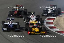 14.03.2010 Sakhir, Bahrain,  Vitaly Petrov (RUS), Renault F1 Team, R30, Nico Hulkenberg (GER), Williams F1 Team, FW32 - Formula 1 World Championship, Rd 1, Bahrain Grand Prix, Sunday Race