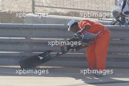 14.03.2010 Sakhir, Bahrain,  A marshall clears the front wing of Karun Chandhok (IND), Hispania Racing F1 Team from the track - Formula 1 World Championship, Rd 1, Bahrain Grand Prix, Sunday Race