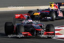 14.03.2010 Sakhir, Bahrain,  Jenson Button (GBR), McLaren Mercedes, MP4-25 leads Mark Webber (AUS), Red Bull Racing, RB6 - Formula 1 World Championship, Rd 1, Bahrain Grand Prix, Sunday Race