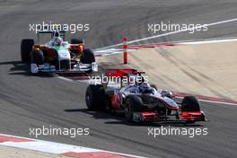 14.03.2010 Sakhir, Bahrain,  Jenson Button (GBR), McLaren Mercedes, MP4-25 leads Vitantonio Liuzzi (ITA), Force India F1 Team, VJM-03 - Formula 1 World Championship, Rd 1, Bahrain Grand Prix, Sunday Race