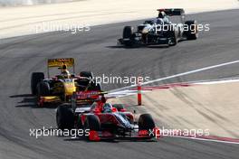14.03.2010 Sakhir, Bahrain,  Lucas di Grassi (BRA), Virgin Racing VR-01 leads Robert Kubica (POL0, Renault F1 Team, R30 - Formula 1 World Championship, Rd 1, Bahrain Grand Prix, Sunday Race