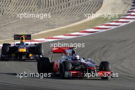 14.03.2010 Sakhir, Bahrain,  Jenson Button (GBR), McLaren Mercedes, MP4-25 leads Mark Webber (AUS), Red Bull Racing, RB6 - Formula 1 World Championship, Rd 1, Bahrain Grand Prix, Sunday Race