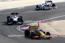 14.03.2010 Sakhir, Bahrain,  Vitaly Petrov (RUS), Renault F1 Team, R30 leads Kamui Kobayashi (JAP), BMW Sauber F1 Team, C29 - Formula 1 World Championship, Rd 1, Bahrain Grand Prix, Sunday Race