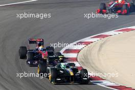 14.03.2010 Sakhir, Bahrain,  Heikki Kovalainen (FIN), Lotus F1 Team, T127 leads Sébastien Buemi (SUI), Scuderia Toro Rosso - Formula 1 World Championship, Rd 1, Bahrain Grand Prix, Sunday Race