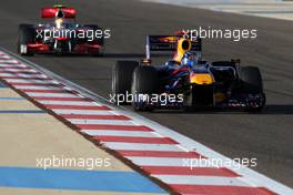 14.03.2010 Sakhir, Bahrain,  Sebastian Vettel (GER), Red Bull Racing, RB6 leads Lewis Hamilton (GBR), McLaren Mercedes, MP4-25 - Formula 1 World Championship, Rd 1, Bahrain Grand Prix, Sunday Race