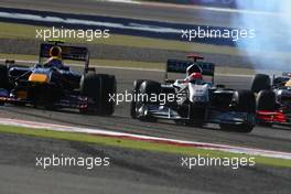 14.03.2010 Sakhir, Bahrain,  Mark Webber (AUS), Red Bull Racing and Michael Schumacher (GER), Mercedes GP Petronas, W01 - Formula 1 World Championship, Rd 1, Bahrain Grand Prix, Sunday Race
