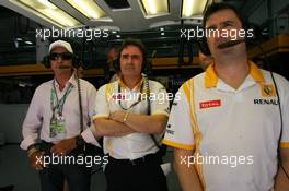 13.03.2010 Sakhir, Bahrain,  Emerson Fittipaldi in the Renault garage - Formula 1 World Championship, Rd 1, Bahrain Grand Prix, Saturday Practice