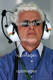 13.03.2010 Sakhir, Bahrain,  Jorge (UY), father of Adrian Sutil (GER), Force India F1 Team - Formula 1 World Championship, Rd 1, Bahrain Grand Prix, Saturday Practice