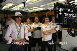 13.03.2010 Sakhir, Bahrain,  Emerson Fittipaldi in the Renault garage - Formula 1 World Championship, Rd 1, Bahrain Grand Prix, Saturday Qualifying