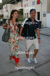13.03.2010 Sakhir, Bahrain,  Silvana Barrichello (BRA), Wife of Rubens Barrichello with Rubens Barrichello (BRA), Williams F1 Team - Formula 1 World Championship, Rd 1, Bahrain Grand Prix, Saturday