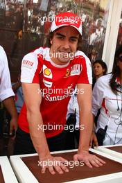 13.03.2010 Sakhir, Bahrain,  Fernando Alonso (ESP), Scuderia Ferrari putting his hands into clay - Formula 1 World Championship, Rd 1, Bahrain Grand Prix, Saturday