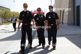 13.03.2010 Sakhir, Bahrain,  Nick Wirth (GBR), Technical Director, Virgin Racing with Dave O'neil, Team manager - Formula 1 World Championship, Rd 1, Bahrain Grand Prix, Saturday