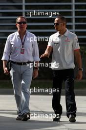 13.03.2010 Sakhir, Bahrain,  Martin Brundell (GBR), Lewis Hamilton (GBR), McLaren Mercedes - Formula 1 World Championship, Rd 1, Bahrain Grand Prix, Saturday