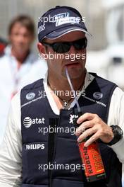 13.03.2010 Sakhir, Bahrain,  Rubens Barrichello (BRA), Williams F1 Team in a cooling jacket - Formula 1 World Championship, Rd 1, Bahrain Grand Prix, Saturday