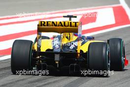 13.03.2010 Sakhir, Bahrain,  Vitaly Petrov (RUS), Renault F1 Team  wing and diffuser  - Formula 1 World Championship, Rd 1, Bahrain Grand Prix, Saturday Practice