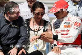 14.03.2010 Sakhir, Bahrain,  Jean Todt (FRA), FIA president, Michelle Yeoh (MLY), ex. James Bond girl, actor, Girlfriend of Jean Todt, Lewis Hamilton (GBR), McLaren Mercedes - Formula 1 World Championship, Rd 1, Bahrain Grand Prix, Sunday