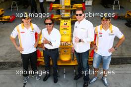 14.03.2010 Sakhir, Bahrain,  Robert Kubica (POL), Renault F1 Team with Emerson Fittipaldi (BRA), Jordi CEO of TW Steel Watches and Vitaly Petrov (RUS), Renault F1 Team - Formula 1 World Championship, Rd 1, Bahrain Grand Prix, Sunday