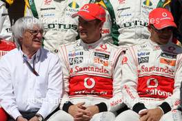 14.03.2010 Sakhir, Bahrain,  Bernie Ecclestone (GBR), Jenson Button (GBR), McLaren Mercedes, Lewis Hamilton (GBR), McLaren Mercedes - Formula 1 World Championship, Rd 1, Bahrain Grand Prix, Sunday