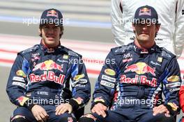 14.03.2010 Sakhir, Bahrain,  Sébastien Buemi (SUI), Scuderia Toro Rosso, Mark Webber (AUS), Red Bull Racing - Formula 1 World Championship, Rd 1, Bahrain Grand Prix, Sunday
