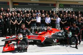 14.03.2010 Sakhir, Bahrain,  Timo Glock (GER), Virgin Racing with the team and Lucas di Grassi (BRA), Virgin Racing - Formula 1 World Championship, Rd 1, Bahrain Grand Prix, Sunday