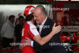 14.03.2010 Sakhir, Bahrain,  Fernando Alonso (ESP), Scuderia Ferrari, Juan Carlos I, King of Spain - Formula 1 World Championship, Rd 1, Bahrain Grand Prix, Sunday