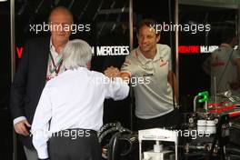 14.03.2010 Sakhir, Bahrain,  Juan Carlos I, King of Spain, Bernie Ecclestone (GBR), Jenson Button (GBR), McLaren Mercedes - Formula 1 World Championship, Rd 1, Bahrain Grand Prix, Sunday
