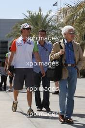 14.03.2010 Sakhir, Bahrain,  Adrian Sutil (GER), Force India F1 Team, Jorge (UY), father of Adrian Sutil (GER), Force India F1 Team - Formula 1 World Championship, Rd 1, Bahrain Grand Prix, Sunday