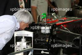 14.03.2010 Sakhir, Bahrain,  Bernie Ecclestone (GBR) takes a close look at the McLaren Mercedes, MP4-25 - Formula 1 World Championship, Rd 1, Bahrain Grand Prix, Sunday