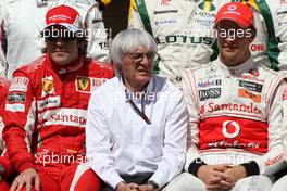 14.03.2010 Sakhir, Bahrain,  Fernando Alonso (ESP), Scuderia Ferrari, Bernie Ecclestone (GBR), Jenson Button (GBR), McLaren Mercedes - Formula 1 World Championship, Rd 1, Bahrain Grand Prix, Sunday