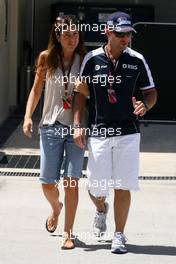 14.03.2010 Sakhir, Bahrain,  Rubens Barrichello (BRA), Williams F1 Team and his wife Silvana - Formula 1 World Championship, Rd 1, Bahrain Grand Prix, Sunday