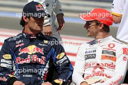 14.03.2010 Sakhir, Bahrain,  Mark Webber (AUS), Red Bull Racing, Jenson Button (GBR), McLaren Mercedes - Formula 1 World Championship, Rd 1, Bahrain Grand Prix, Sunday