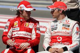 14.03.2010 Sakhir, Bahrain,  Fernando Alonso (ESP), Scuderia Ferrari, Jenson Button (GBR), McLaren Mercedes - Formula 1 World Championship, Rd 1, Bahrain Grand Prix, Sunday
