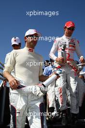 14.03.2010 Sakhir, Bahrain,  Pedro de la Rosa (ESP), BMW Sauber F1 Team and Jenson Button (GBR), McLaren Mercedes - Formula 1 World Championship, Rd 1, Bahrain Grand Prix, Sunday