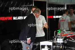 14.03.2010 Sakhir, Bahrain,  Juan Carlos I, King of Spain, Jenson Button (GBR), McLaren Mercedes - Formula 1 World Championship, Rd 1, Bahrain Grand Prix, Sunday