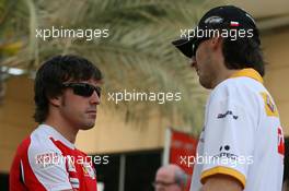 11.03.2010 Sakhir, Bahrain,  Fernando Alonso (ESP), Scuderia Ferrari and Robert Kubica (POL), Renault F1 Team - Formula 1 World Championship, Rd 1, Bahrain Grand Prix, Thursday
