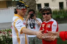 11.03.2010 Sakhir, Bahrain,  Robert Kubica (POL), Renault F1 Team and Fernando Alonso (ESP), Scuderia Ferrari - Formula 1 World Championship, Rd 1, Bahrain Grand Prix, Thursday