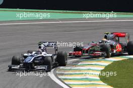 07.11.2010 Sao Paulo, Brazil,  Nico Hulkenberg (GER), Williams F1 Team leads Lewis Hamilton (GBR), McLaren Mercedes - Formula 1 World Championship, Rd 18, Brazilian Grand Prix, Sunday Race