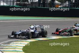 07.11.2010 Sao Paulo, Brazil,  Nico Hulkenberg (GER), Williams F1 Team leads Lewis Hamilton (GBR), McLaren Mercedes - Formula 1 World Championship, Rd 18, Brazilian Grand Prix, Sunday Race