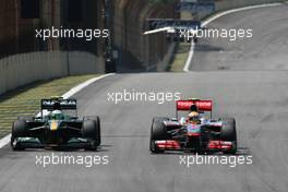 07.11.2010 Sao Paulo, Brazil,  Heikki Kovalainen (FIN), Lotus F1 Team and Lewis Hamilton (GBR), McLaren Mercedes  - Formula 1 World Championship, Rd 18, Brazilian Grand Prix, Sunday Race