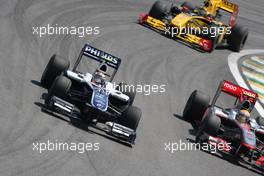 07.11.2010 Sao Paulo, Brazil,  Nico Hulkenberg (GER), Williams F1 Team leads Lewis Hamilton (GBR), McLaren Mercedes - Formula 1 World Championship, Rd 18, Brazilian Grand Prix, Sunday Race