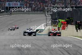 07.11.2010 Sao Paulo, Brazil,  aNico Hulkenberg (GER), Williams F1 Team and Lewis Hamilton (GBR), McLaren Mercedes  - Formula 1 World Championship, Rd 18, Brazilian Grand Prix, Sunday Race