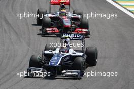 07.11.2010 Sao Paulo, Brazil,  Nico Hulkenberg (GER), Williams F1 Team leads Lewis Hamilton (GBR), McLaren Mercedes - Formula 1 World Championship, Rd 18, Brazilian Grand Prix, Sunday Race