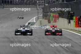 07.11.2010 Sao Paulo, Brazil,  Nico Hulkenberg (GER), Williams F1 Team and Lewis Hamilton (GBR), McLaren Mercedes  - Formula 1 World Championship, Rd 18, Brazilian Grand Prix, Sunday Race