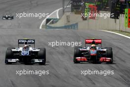 07.11.2010 Sao Paulo, Brazil,  Nico Hulkenberg (GER), Williams F1 Team and Lewis Hamilton (GBR), McLaren Mercedes  - Formula 1 World Championship, Rd 18, Brazilian Grand Prix, Sunday Race